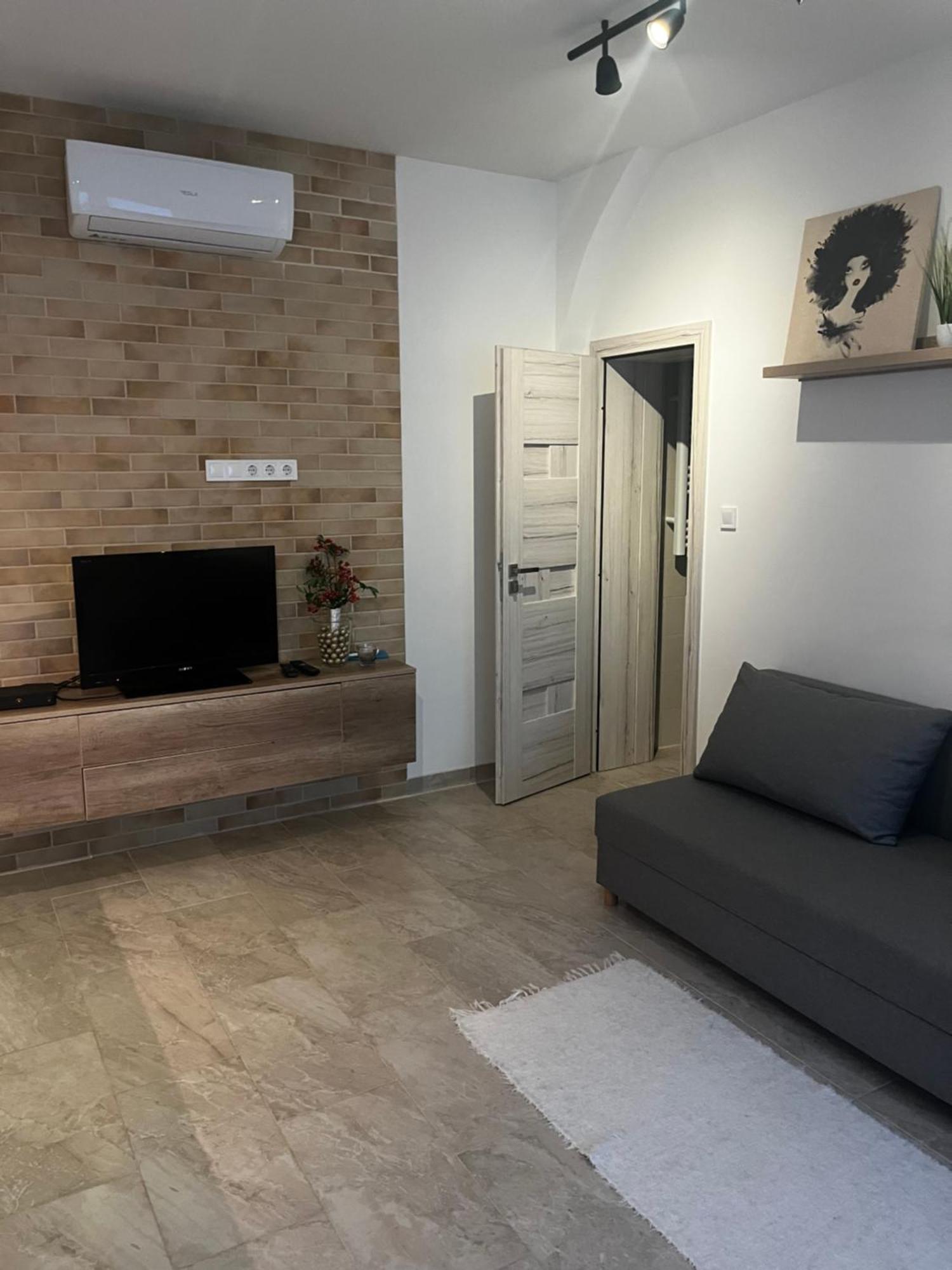 Winestone Corner Apartment Debreţin Exterior foto
